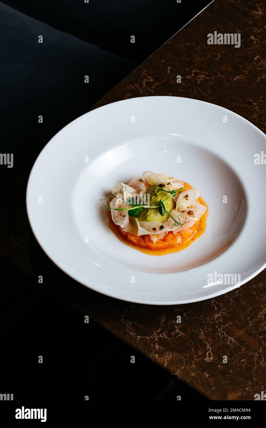 Lachs-Carpaccio mit Sauce und knusprigen Chips Stockfoto