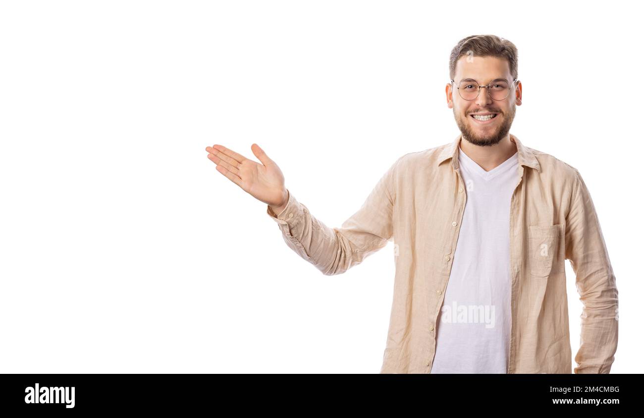 Glücklicher junger Kaukasier mit legerer Kleidung und Brille isoliert auf weißem Hintergrund Stockfoto
