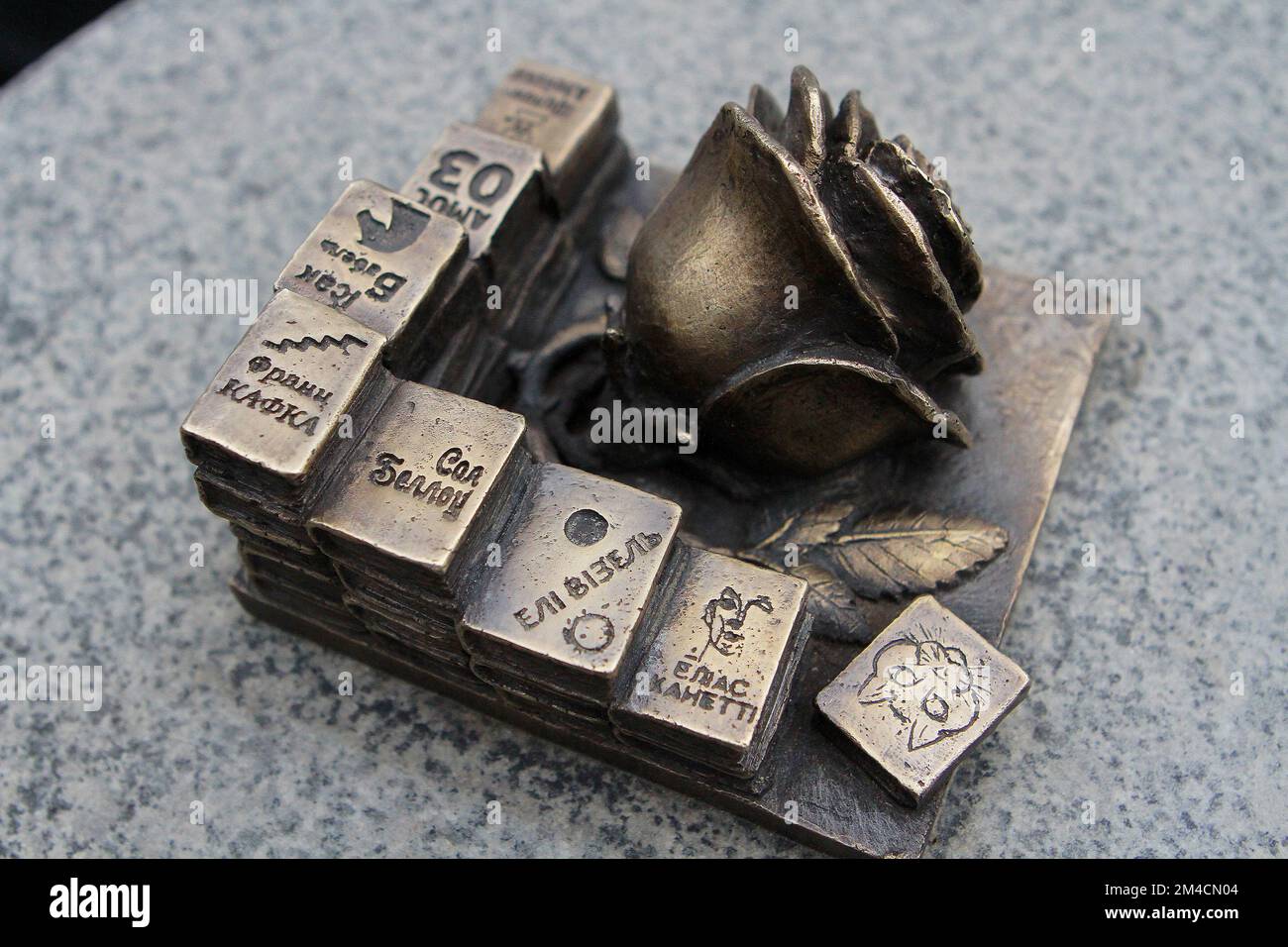 Nicht exklusiv: DNIPRO, UKRAINE - 16. DEZEMBER 2022 - die 15. Miniskulptur aus der Serie „Feel the Dnipro“ unter dem Titel „The Golden Rose“ dedic Stockfoto