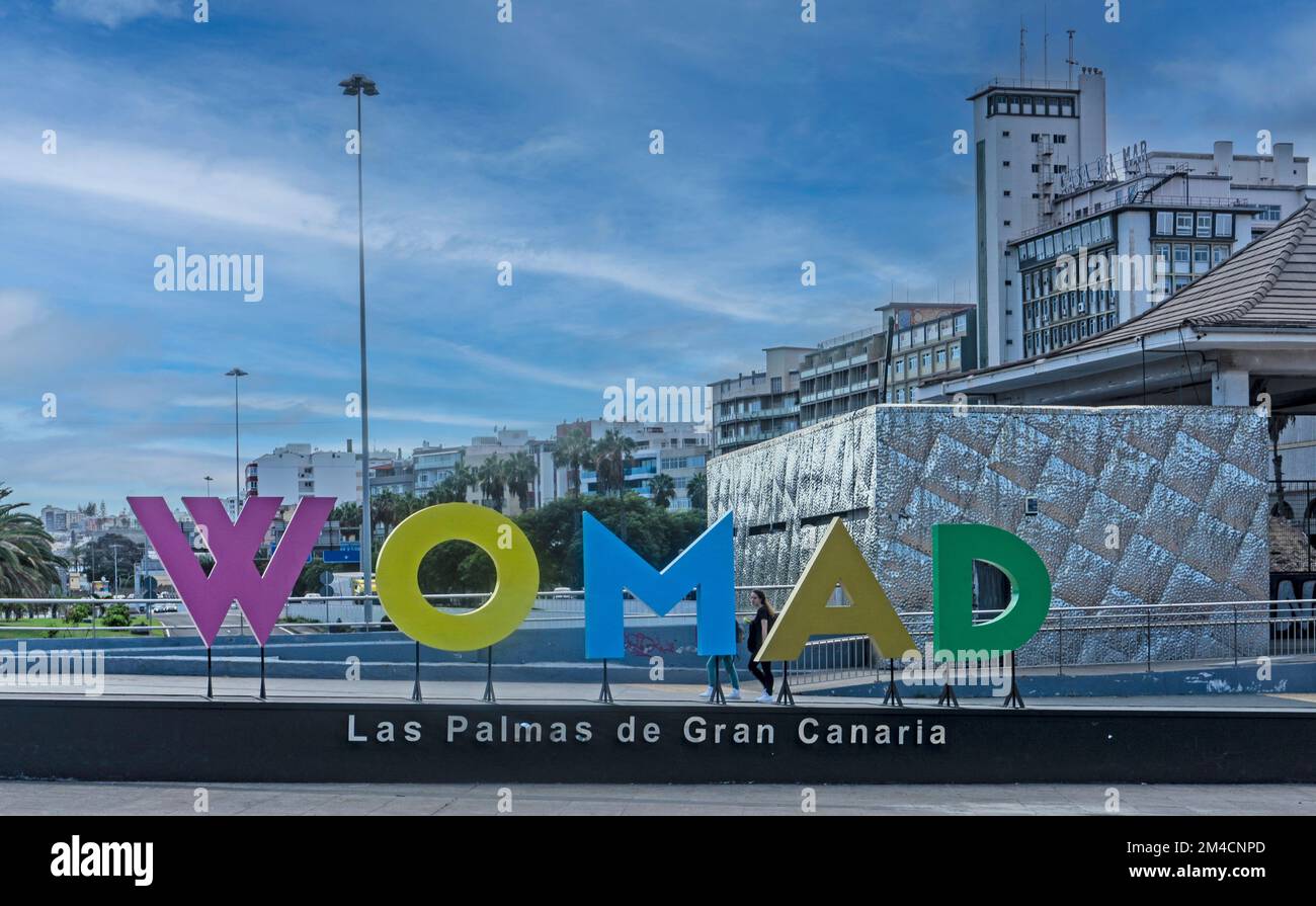 Ein Schild in Las Palmas, Gran Canaria für WOMAD, ein Festival der Weltmusik mit Musikern aus allen Kontinenten. Ein Ereignis, das von Peter Gabriel geplant wurde. Stockfoto