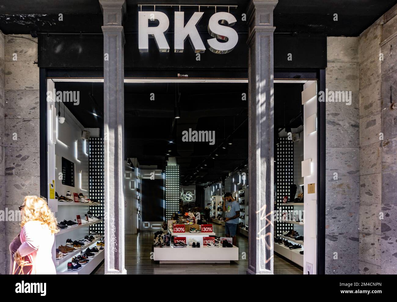 Ein RKS Schuhgeschäft in Las Palmas, Gran Canaria, das Schuhe für Männer, Frauen und Kinder serviert. Stockfoto