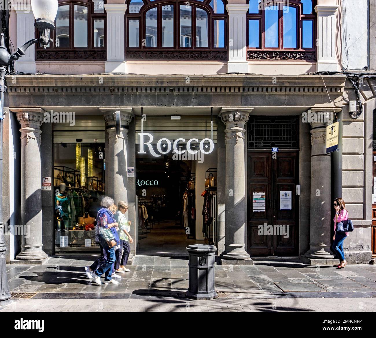 Rocco, Modegeschäft für Frauen in Las Palmas, verkauft Kleidung und Handtaschen. Stockfoto