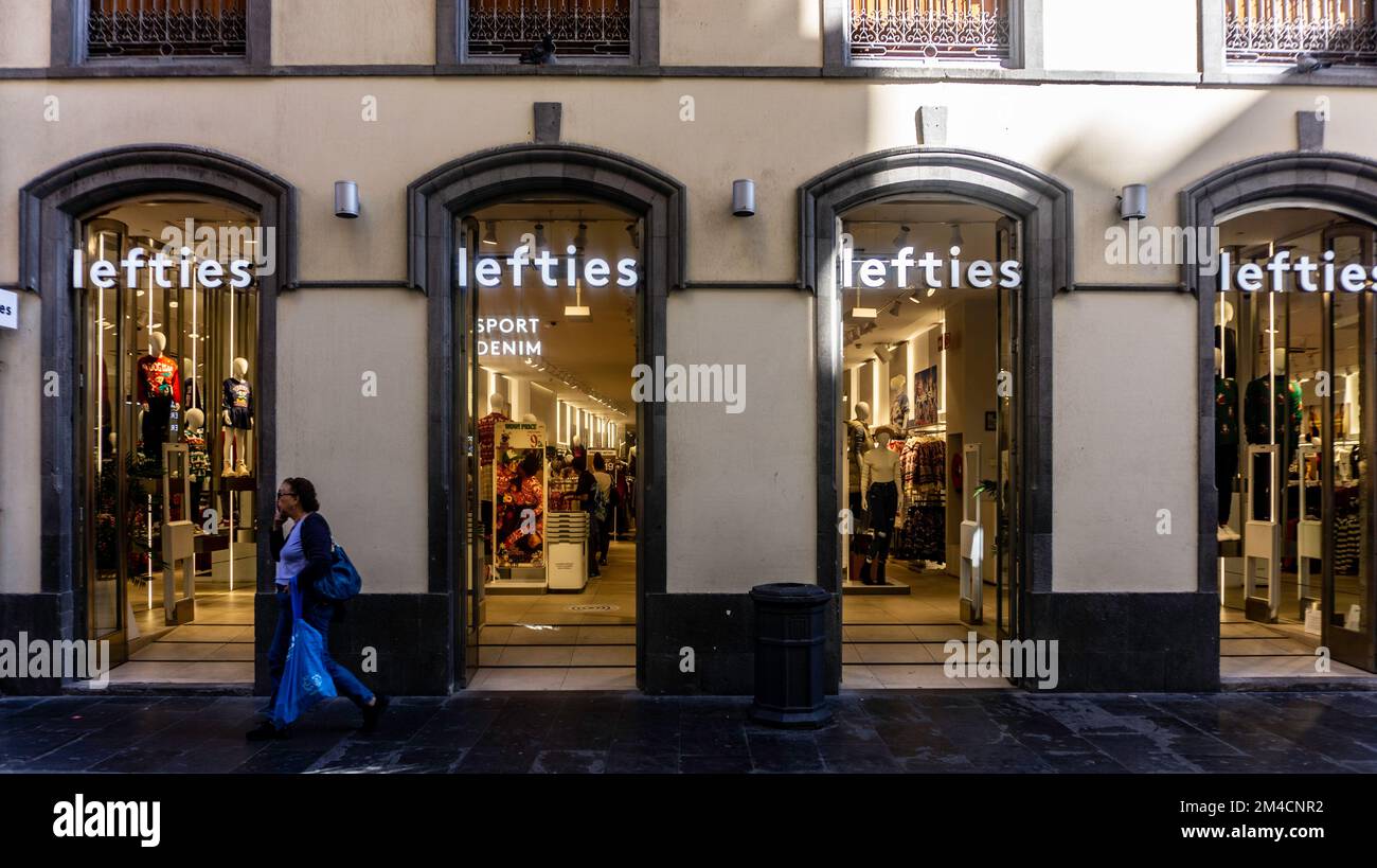 Eine Niederlassung von Lefties, ein Modegeschäft für alle in Las Palmas, Gran Canaria. Es ist Teil der Inditex Group. Stockfoto