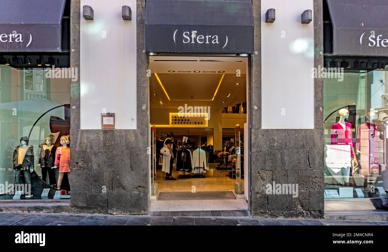 Eine Zweigstelle von Sfera, einem Modegeschäft für alle, im Besitz von El Corte Inglés in Las Palmas, Gran Canaria. Stockfoto