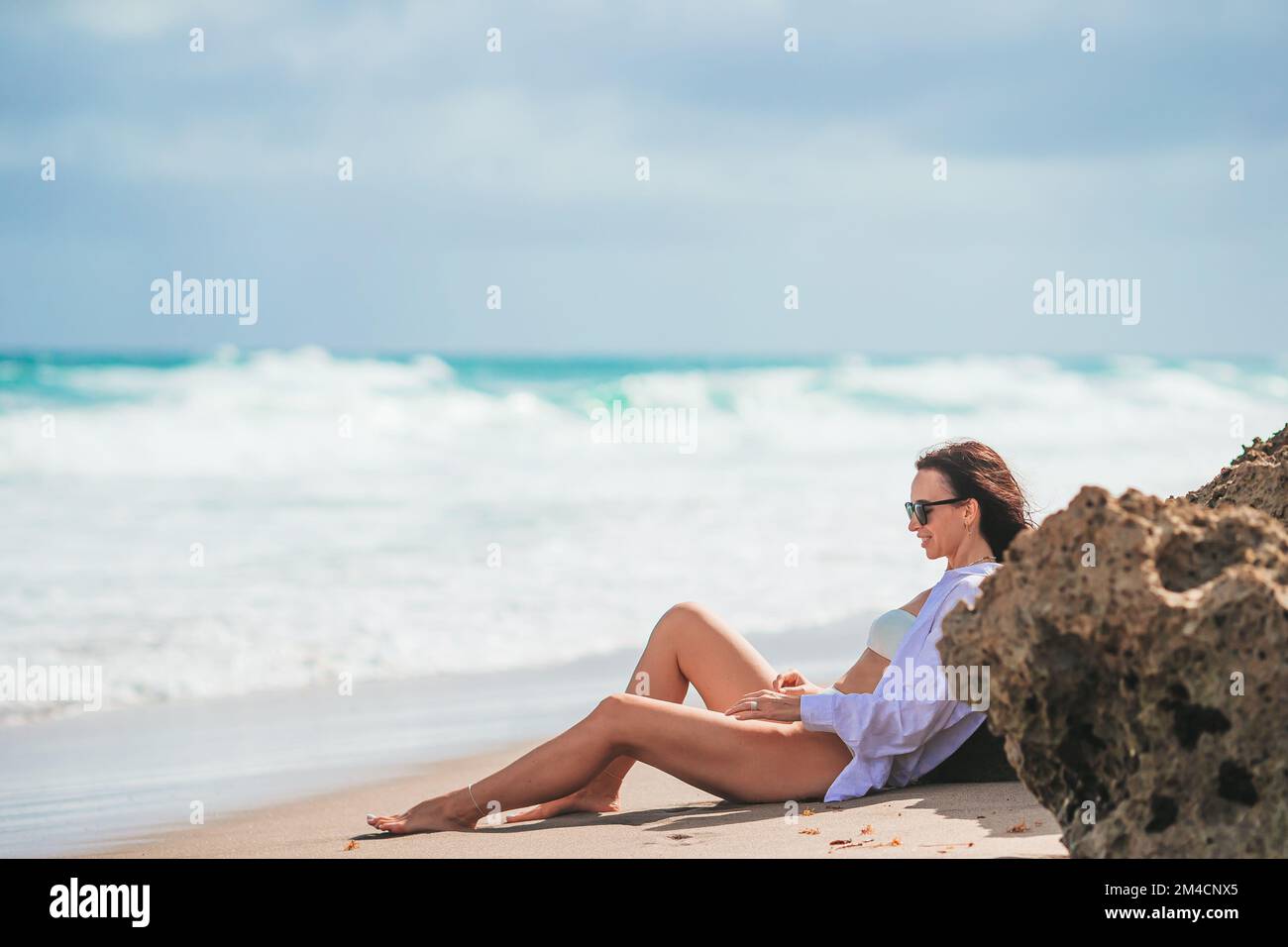 Junge schöne Frau am Strand entspannen Stockfoto