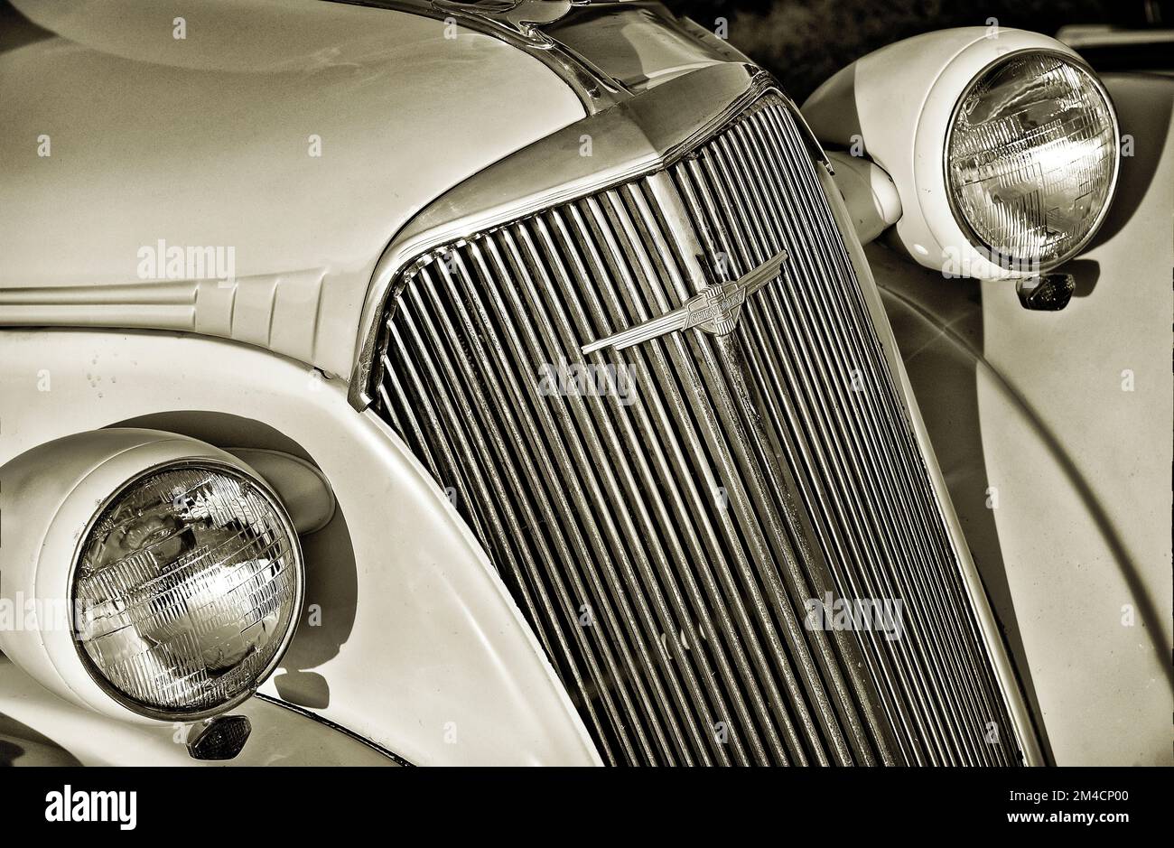 Maryville, Tennessee, USA - 5. August 2011: Nahaufnahme eines Chevy-Grills aus den 30s Jahren und der Scheinwerfer mit schmalem, rauem schwarzen Rand Stockfoto