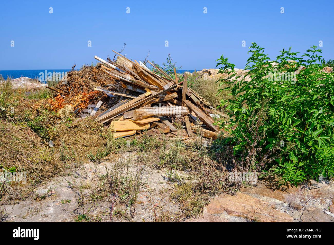 Unterwegs auf den Ertholmen-Inseln, ein Haufen Treibholz an der nordöstlichen Spitze von Christiansö, Ertholmene, Dänemark. Stockfoto