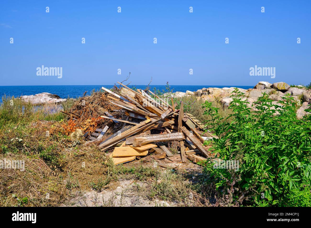 Unterwegs auf den Ertholmen-Inseln, ein Haufen Treibholz an der nordöstlichen Spitze von Christiansö, Ertholmene, Dänemark. Stockfoto