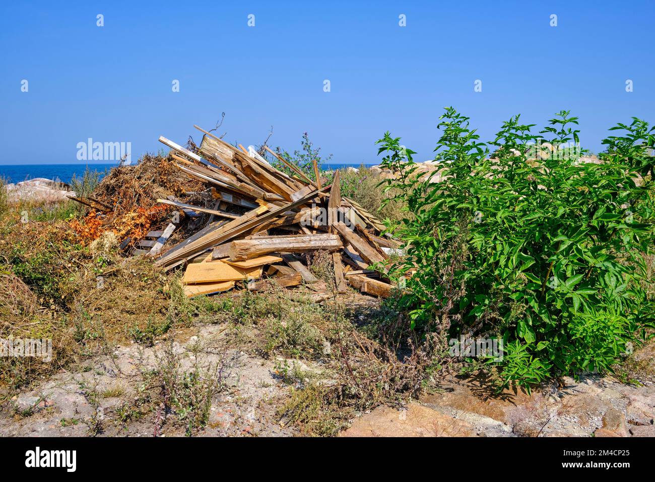 Unterwegs auf den Ertholmen-Inseln, ein Haufen Treibholz an der nordöstlichen Spitze von Christiansö, Ertholmene, Dänemark. Stockfoto