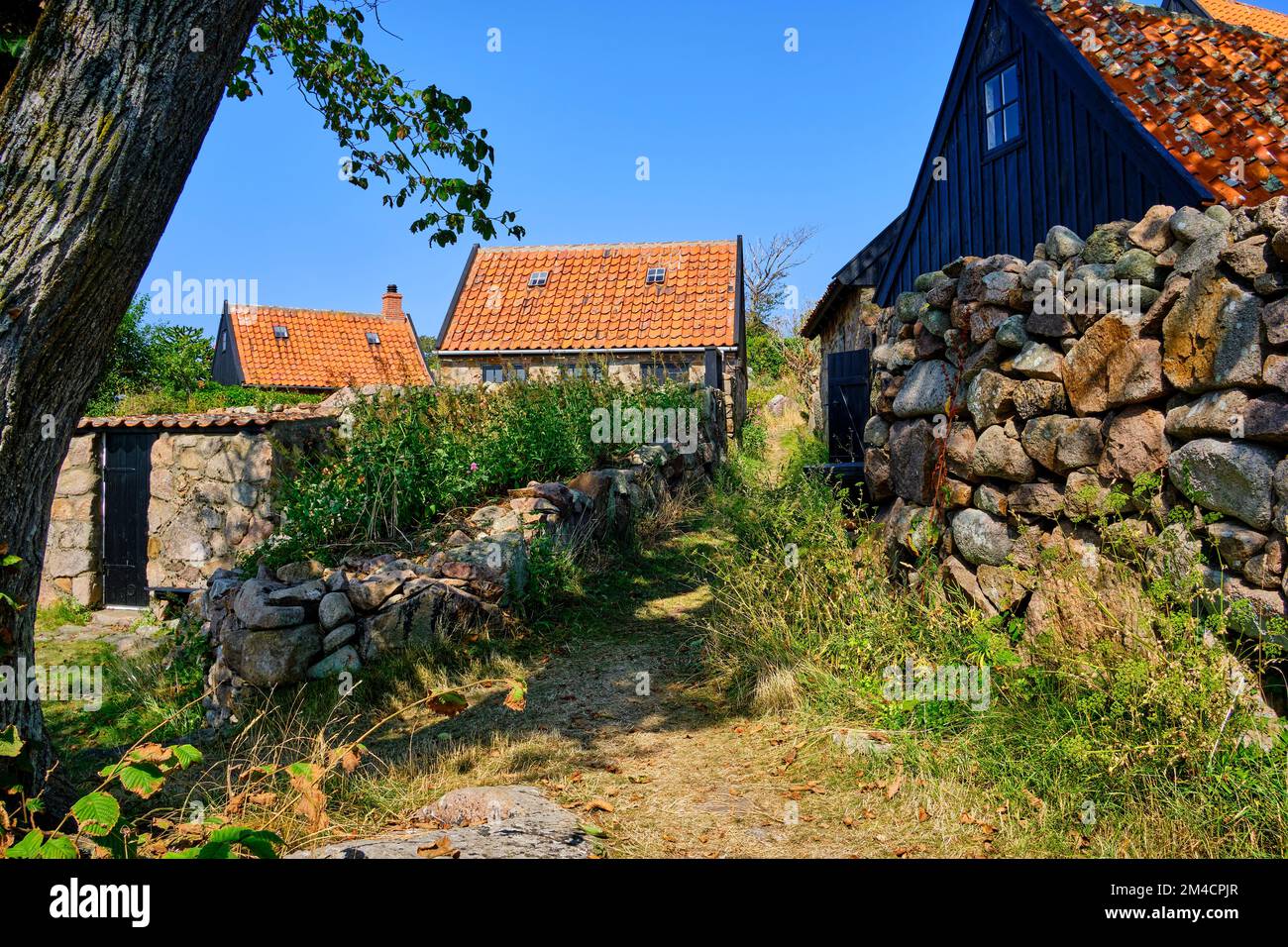 Unterwegs auf den Ertholmen-Inseln, die heute noch genutzt werden, historische Wohnbauten kleiner Hütten auf Christiansö, Ertholmene, Dänemark. Stockfoto