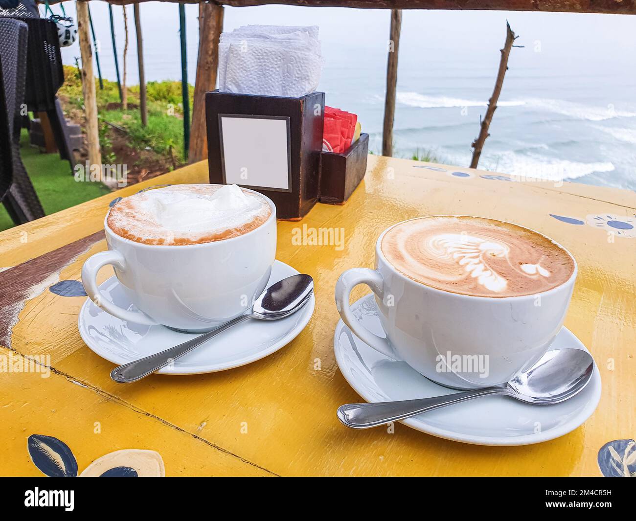 Frühstück mit Blick auf das Meer, zwei Tassen Cappuccino Stockfoto