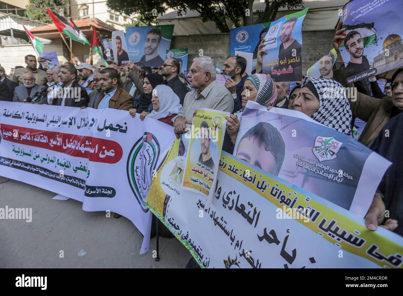 Die Palästinenser halten während eines Protests vor dem Büro des Internationalen Komitees vom Roten Kreuz in Gaza-Stadt Poster des palästinensischen Gefangenen Nasser Abu Hamid. Nasser Abu Hamid starb in Israel an Lungenkrebs. Die Palästinenser behaupten, sein Tod sei auf medizinische Fahrlässigkeit und damit auf ihren Protest zurückzuführen.Abu Hamid war ein ehemaliger Führer der Al-Aksa-Märtyrerbrigade, dem bewaffneten Flügel der Fatah-Partei des palästinensischen Präsidenten Mahmoud Abbas. Er hatte sieben lebenslängliche Haftstrafen verbüßt, nachdem er 2002 wegen Verwicklung in den Tod von sieben Israelis während der zweiten palästinensischen Intifada oder upri verurteilt worden war Stockfoto