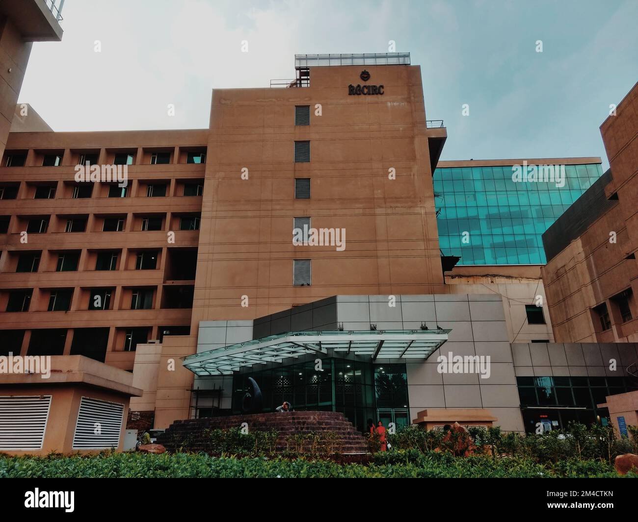 New Delhi, Indien - Vorderansicht Rajiv Gandhi Cancer Institute & Research Centre Hospital Stockfoto