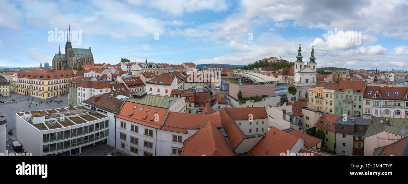 Panoramablick aus der Vogelperspektive auf Brünn mit Schloss Spilberk und Kathedrale von St. Peter und Paul - Brünn, Tschechische Republik Stockfoto