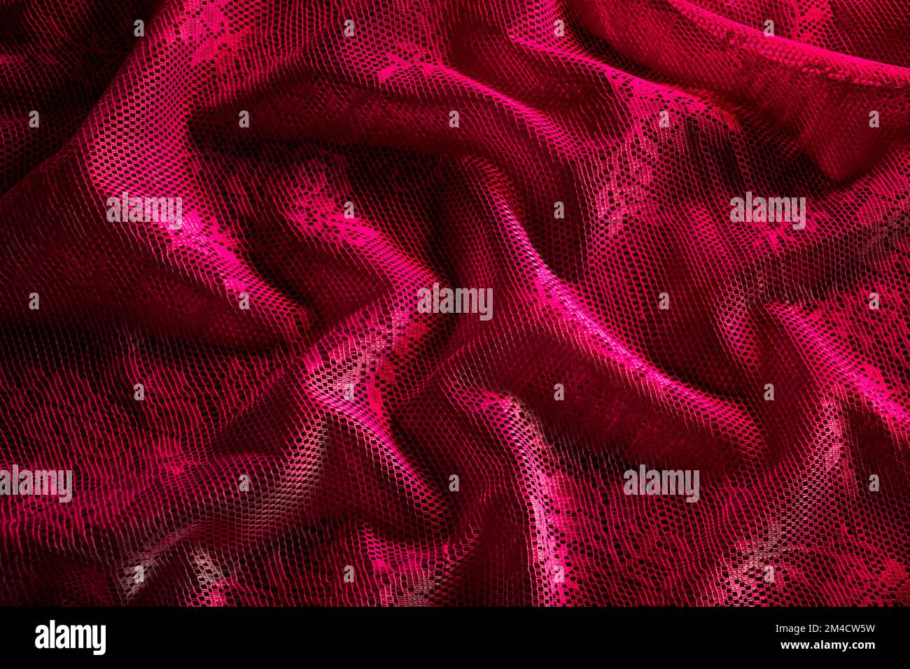 Magentafarbene Spitze. Hintergrundfarbe des Jahres 2023 Viva Magenta Stockfoto