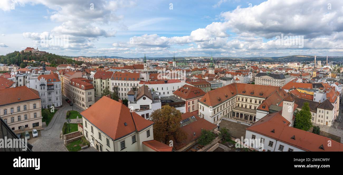 Panoramablick auf Brünn mit Schloss Spilberk und Altes Rathaus - Brünn, Tschechische Republik Stockfoto