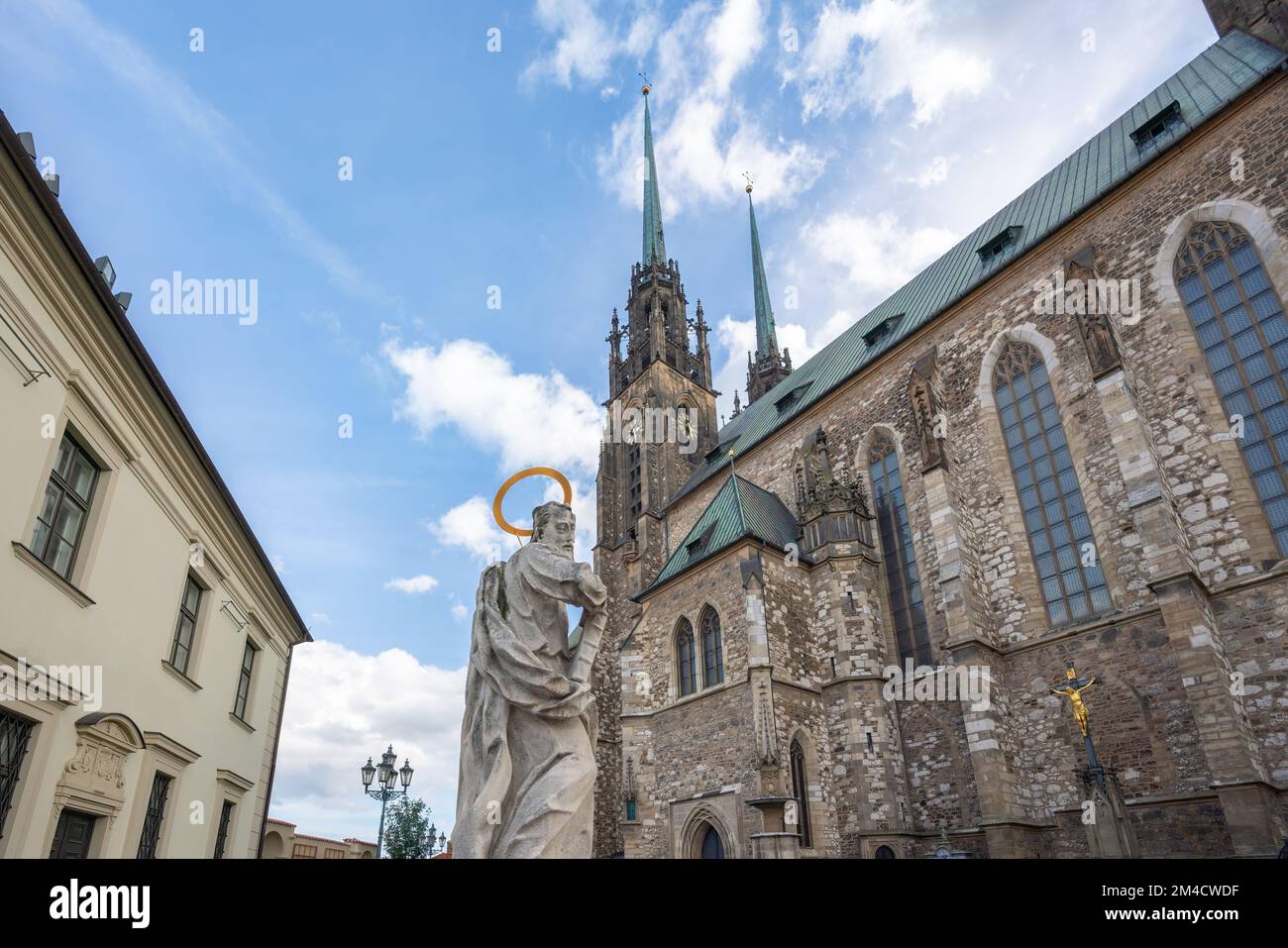 Kathedrale von St. Peter und Paul und Statue St. Paul - Brünn, Tschechische Republik Stockfoto