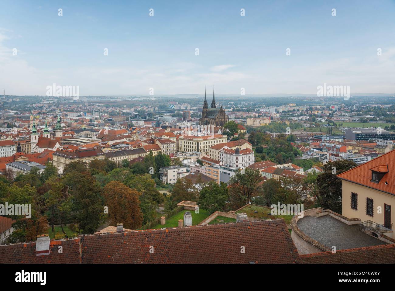 Brünn aus der Vogelperspektive mit der Kathedrale St. Peter und Paul - Brünn, Tschechische Republik Stockfoto