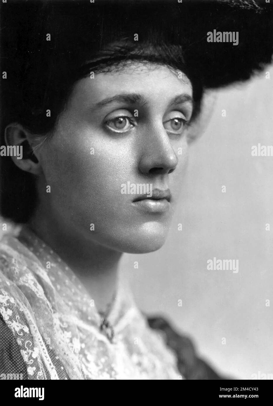 Porträt der englischen Malerin und Innenarchitektin Vanessa Bell (geborene Stephen; 1879-1961), Foto von George Charles Beresford, 1902 Stockfoto