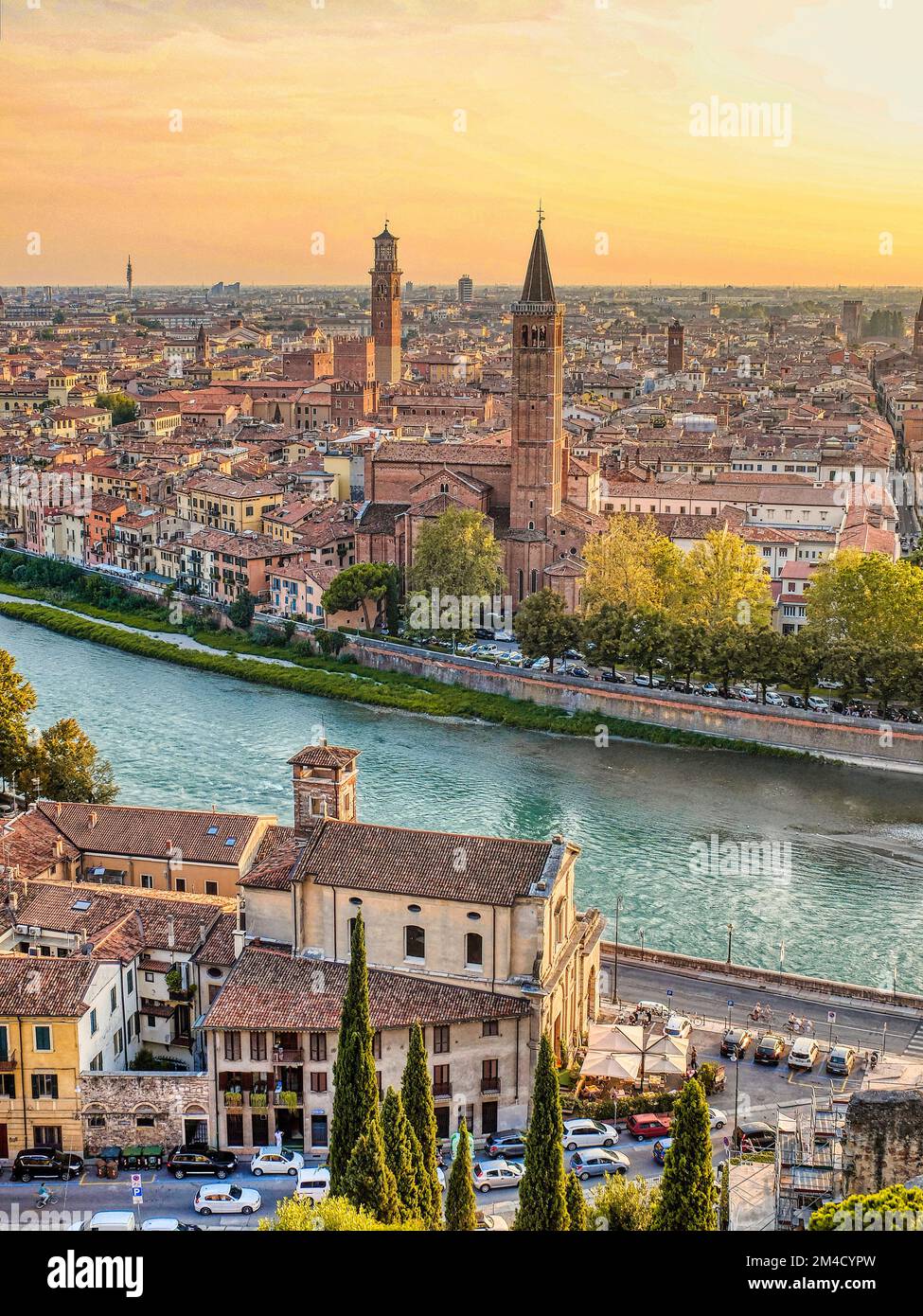 Verona, Veneto, Italien. Das historische Zentrum von Verona, das vom Fluss Adige durchquert wird. Blick vom San Pietro Hügel bei Sonnenuntergang. Stockfoto