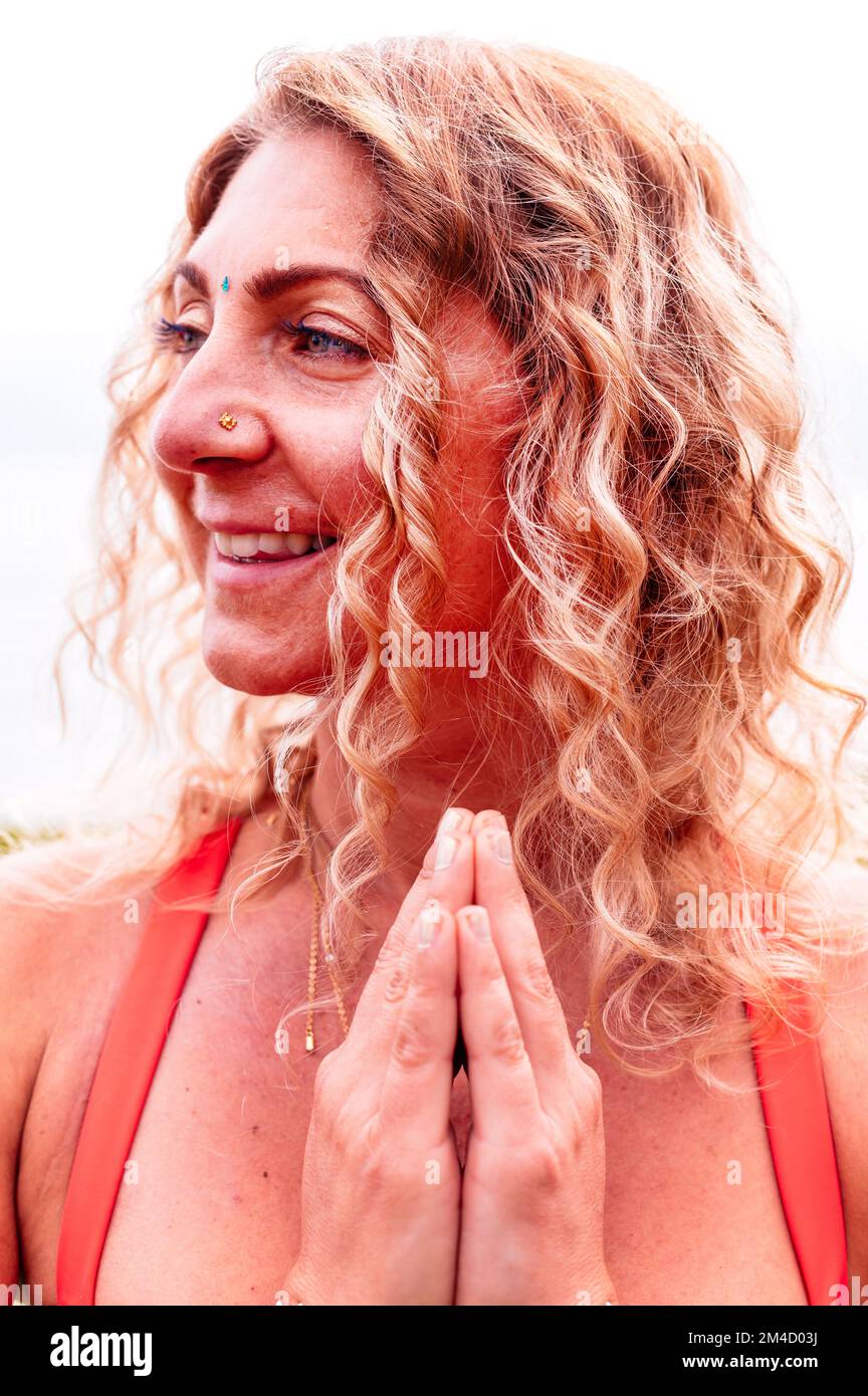 Porträt einer lächelnden sportlichen Frau, die Yoga im Park macht Stockfoto