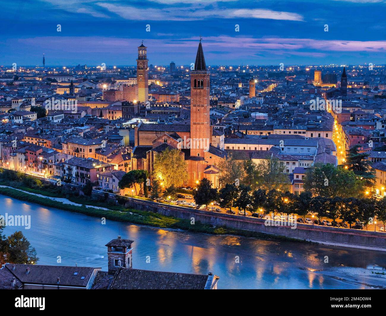 Verona, Veneto, Italien. Blick auf Verona während der blauen Stunde vom San Pietro Hügel und der Etsch. Stockfoto