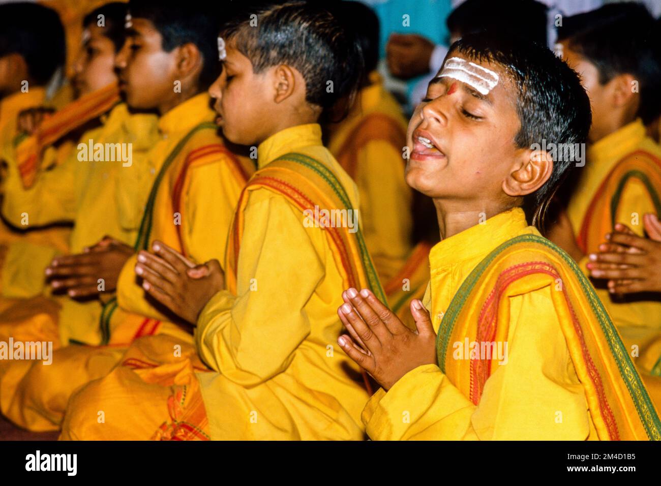 Die brahmin-boys Aartii-Ceremony an Ram Jhula in Rishikesh Stockfoto