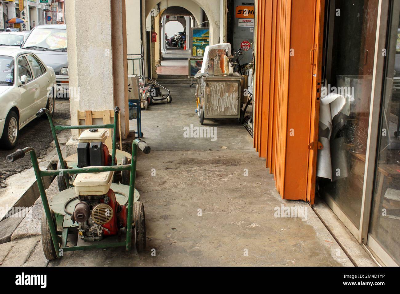 Georgetown, Penang, Malaysia - November 2012: Alte Dieselgeneratoren auf einem rustikalen Bürgersteig in George Town, Penang. Stockfoto