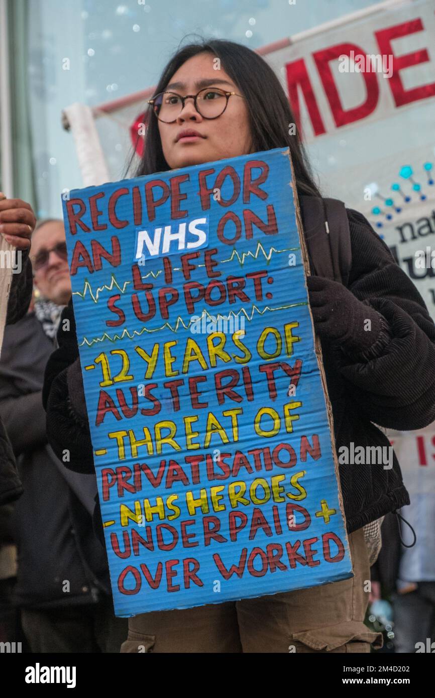 London, Großbritannien. 20. Dezember 2022. Krankenschwestern andere NHS-Mitarbeiter, Wahlkämpfer und Unterstützer halten eine Kundgebung vor dem University College Hospital und marschieren dann zur Downing Street und fordern die Regierung, faire Bezahlung für Krankenschwestern auszuhandeln und bessere Sicherheit für Patienten zu bieten. Sie sagen, dass die Regierung aufhören sollte, den NHS herunterzureißen und zu privatisieren, und stattdessen einen gut besetzten und mit Ressourcen ausgestatteten Gesundheitsdienst wiederherstellen sollte. Peter Marshall/Alamy Live News Stockfoto