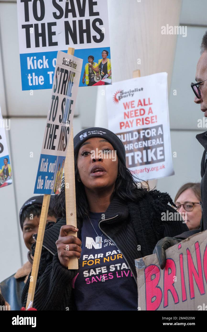 London, Großbritannien. 20. Dezember 2022. Krankenschwestern andere NHS-Mitarbeiter, Wahlkämpfer und Unterstützer halten eine Kundgebung vor dem University College Hospital und marschieren dann zur Downing Street und fordern die Regierung, faire Bezahlung für Krankenschwestern auszuhandeln und bessere Sicherheit für Patienten zu bieten. Sie sagen, dass die Regierung aufhören sollte, den NHS herunterzureißen und zu privatisieren, und stattdessen einen gut besetzten und mit Ressourcen ausgestatteten Gesundheitsdienst wiederherstellen sollte. Peter Marshall/Alamy Live News Stockfoto