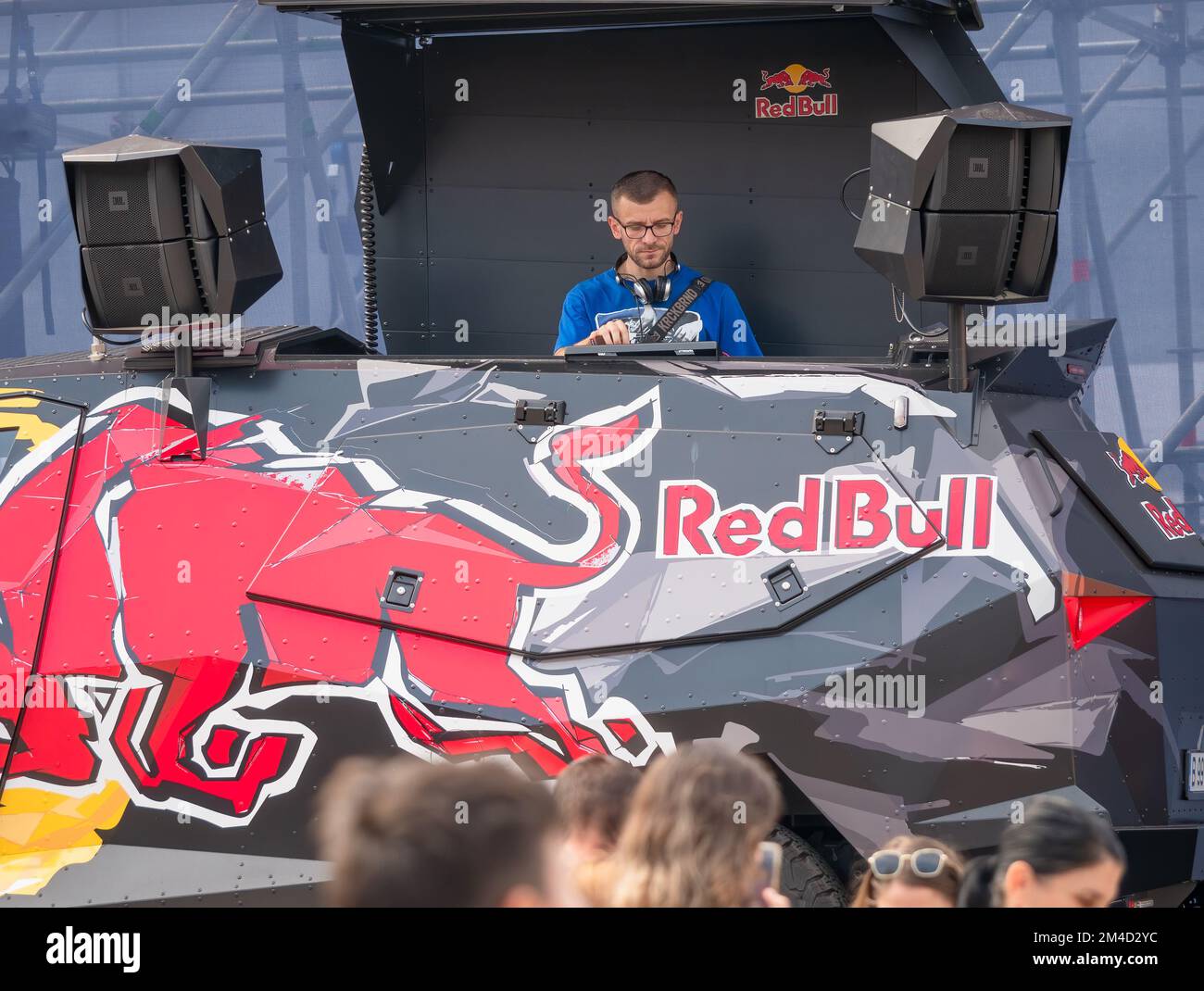 Bukarest, Rumänien - September 2022: DJ mischt Musik auf einem Red Bull Event in Bukarest Stockfoto