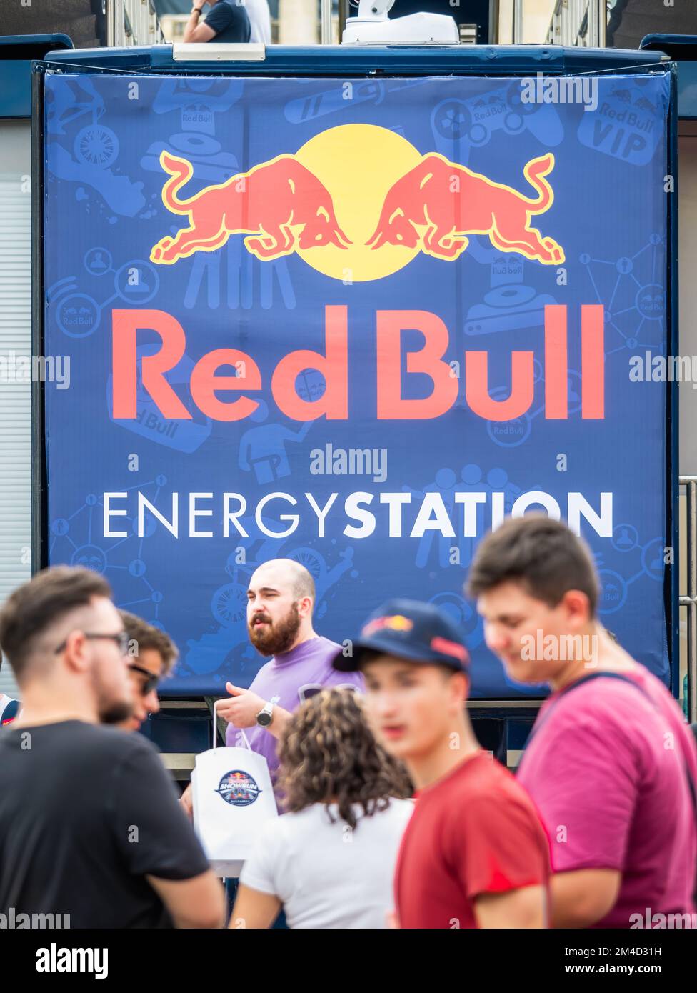 Bukarest, Rumänien - September 2022: Poster „Red Bull Energy Station Racing“ Stockfoto