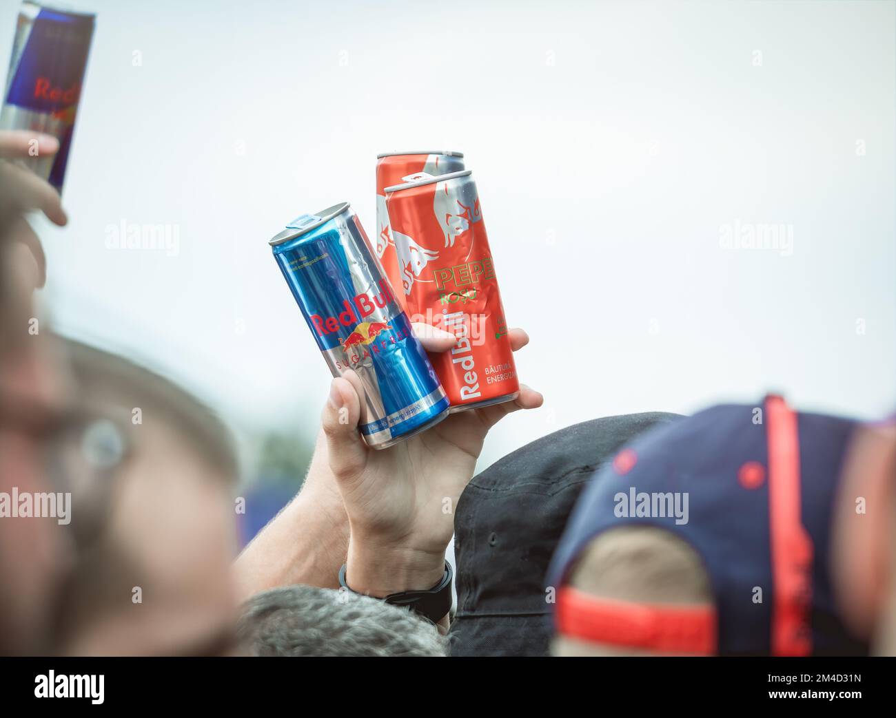 Bukarest, Rumänien - September 2022: Menschen, die Red Bull Energy Getränkedosen in den Händen halten Stockfoto