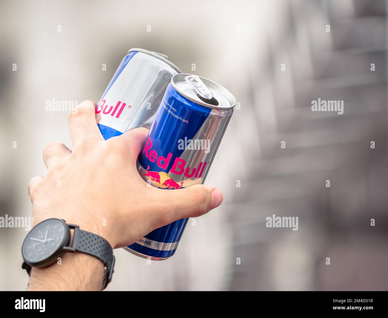 Bukarest, Rumänien - September 2022: Menschen, die Red Bull Energy Getränkedosen in den Händen halten Stockfoto