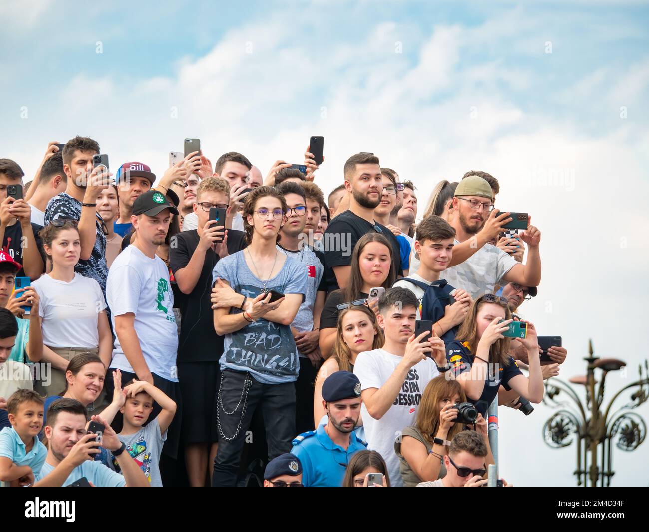 Bukarest, Rumänien - September 2022: Menschenmenge, die auf einem Festival oder einer Sportveranstaltung Fotos und Fotos mit Smartphones macht Stockfoto