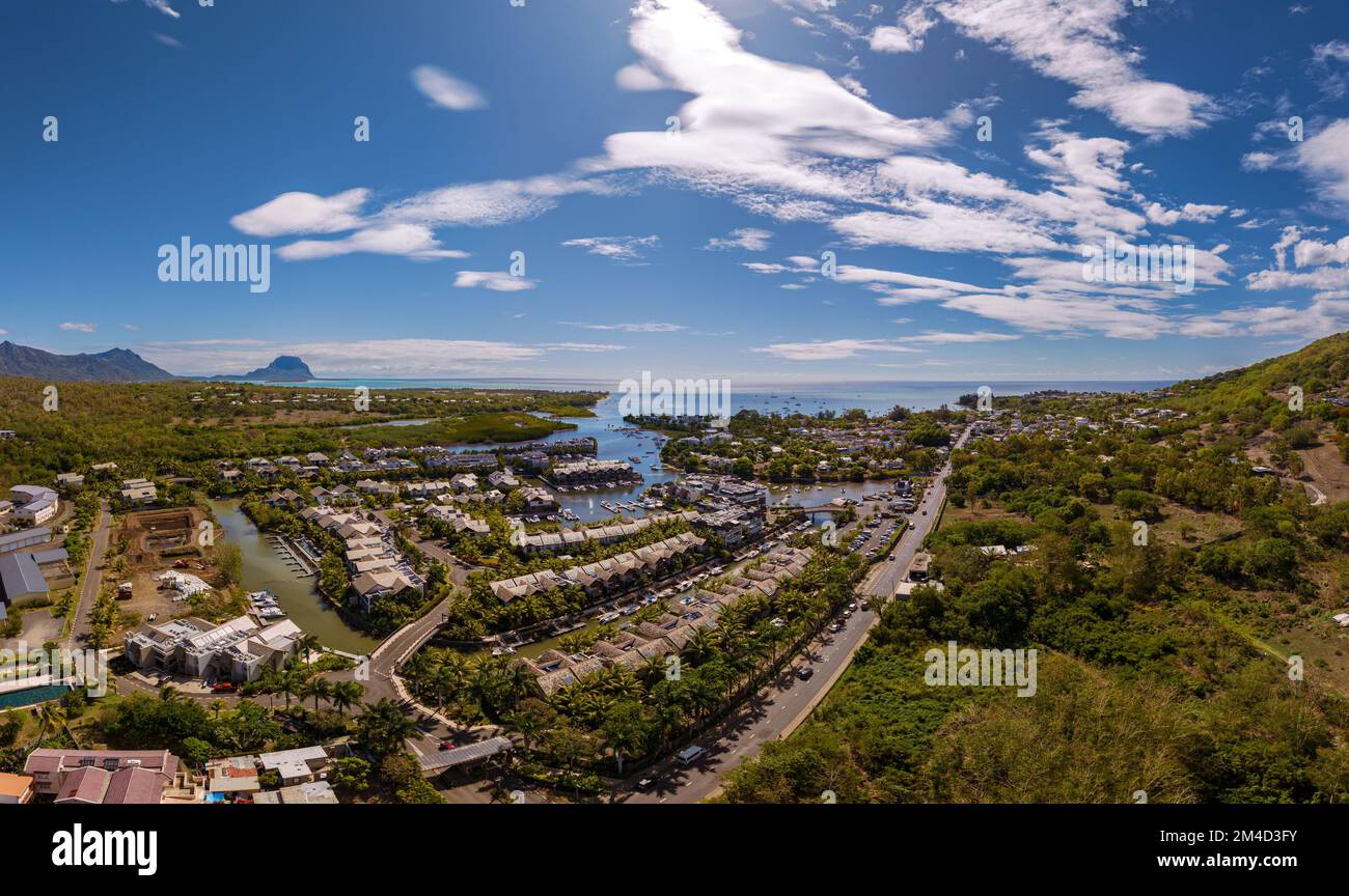 Südküsten-Yachthafen auf Mauritius Insel, Trois Bras Stadt. Der andere Name ist La Balise Marina. Dieser luxuriöse Hafen und die Villen befinden sich in der Flussmündung des Noire. Stockfoto