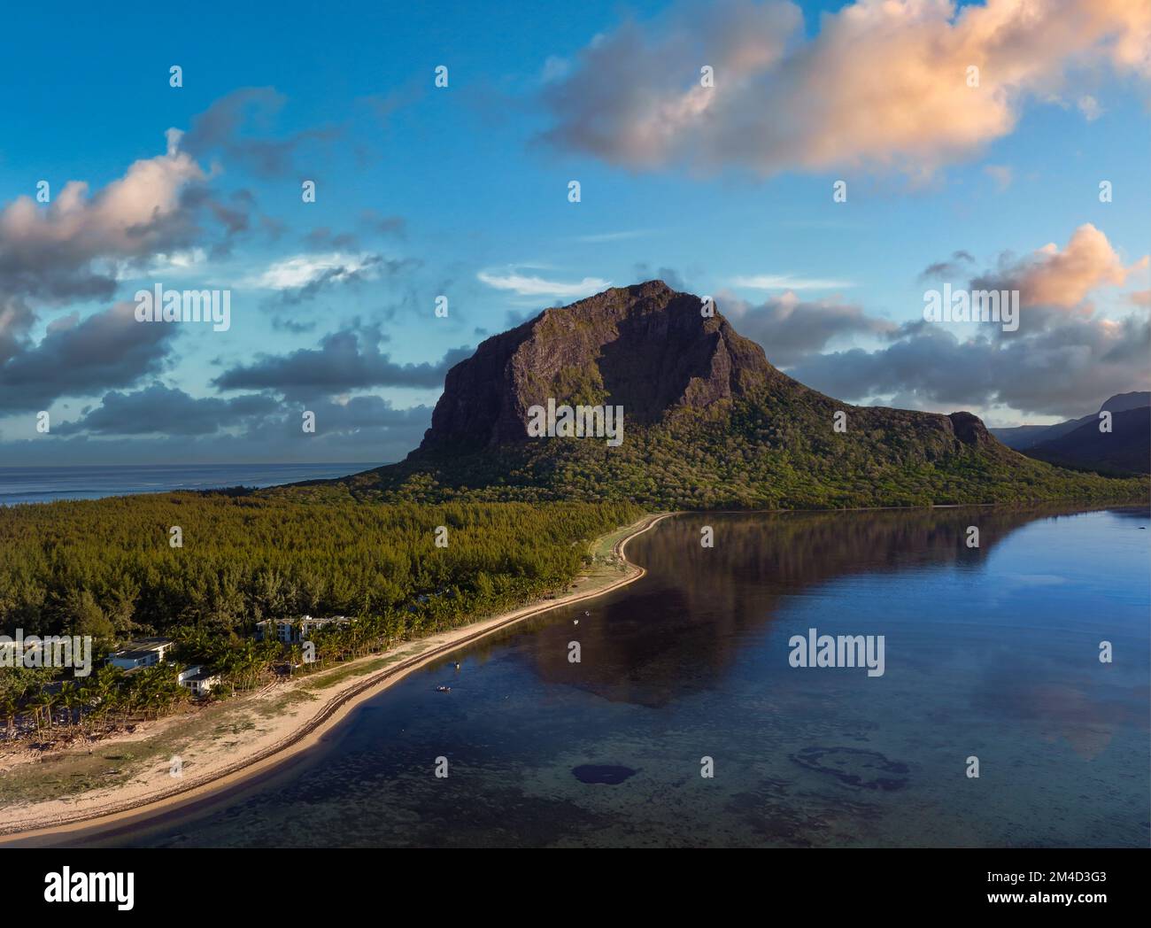 Südküste der Insel Mauritius. Le morne brabant Berg und geschwungene Küste mit weißem Sand. Stockfoto