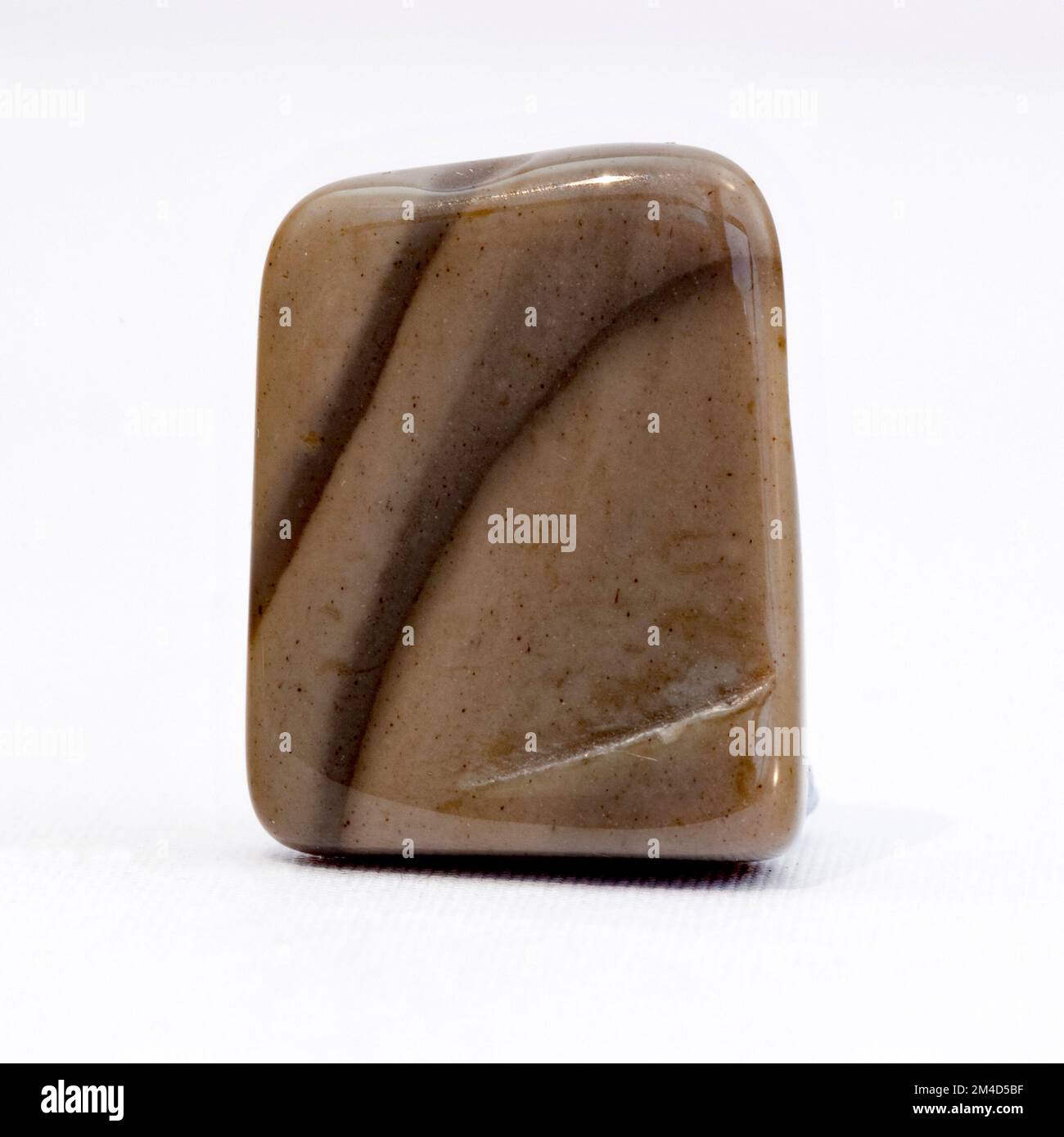 Makro-Nahaufnahmen eines polierten " polnischen Flints ", eines Halbedelsteins aus Kristall, der in der Kristallheilungstherapie verwendet wird Stockfoto