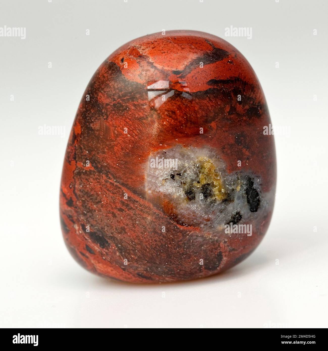 Makro-Nahbild-Farbfoto von Youngite, einem Halbedelsteinstein, der in der Kristallheilungstherapie verwendet wird. Mineralischer Name: Agitised Breccia Stockfoto