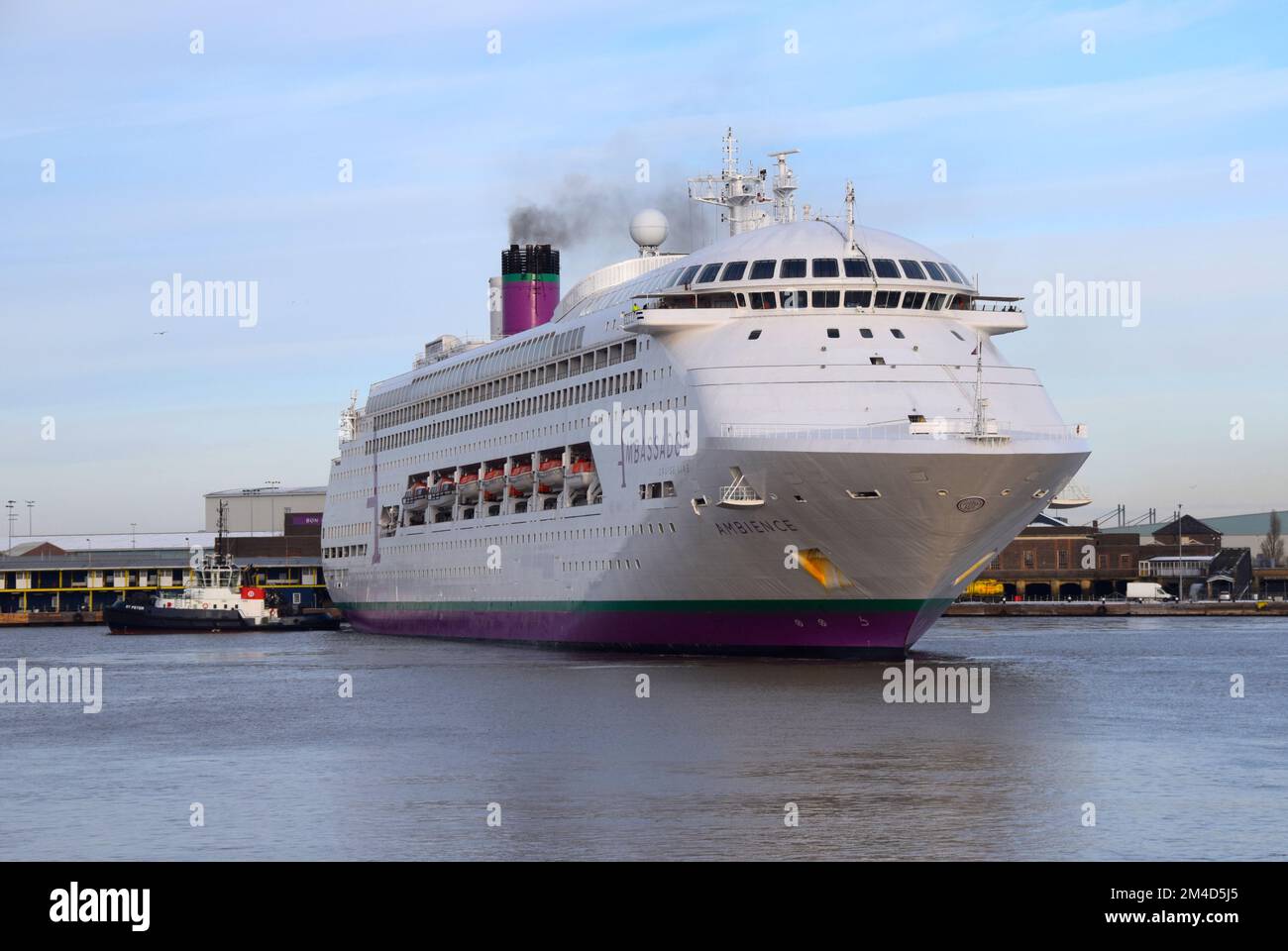 Das Weihnachtsreisemüll geht weiter mit der Stornierung von zwei Weihnachtskreuzfahrten auf dem Schiffambiente der Ambassador Cruise Line aufgrund von Wartungsarbeiten Stockfoto