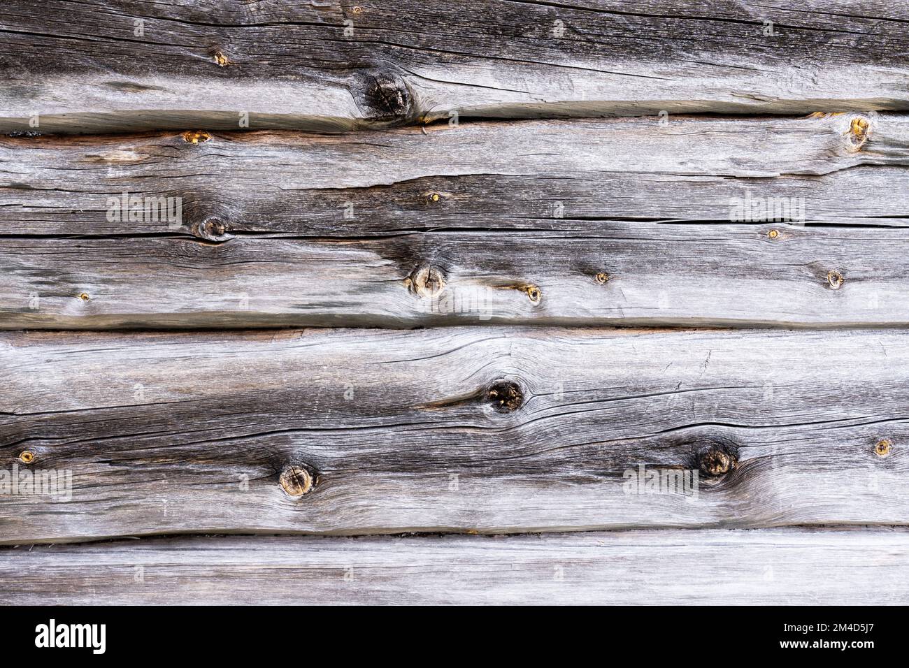 Veraltete Holzscheunenbalken mit rustikalem grauen Holz in Nordfinnland Stockfoto