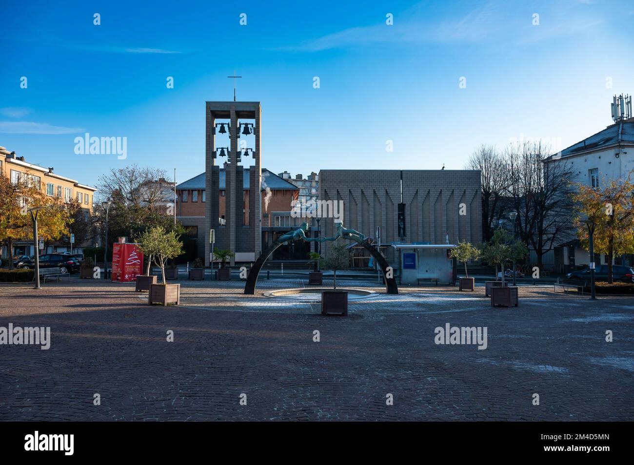 Koekelberg, Region Brüssel-Hauptstadt, Belgien, 12 17 2022 - Moderne katholische Kirche am Rathausplatz der Gemeinde Stockfoto