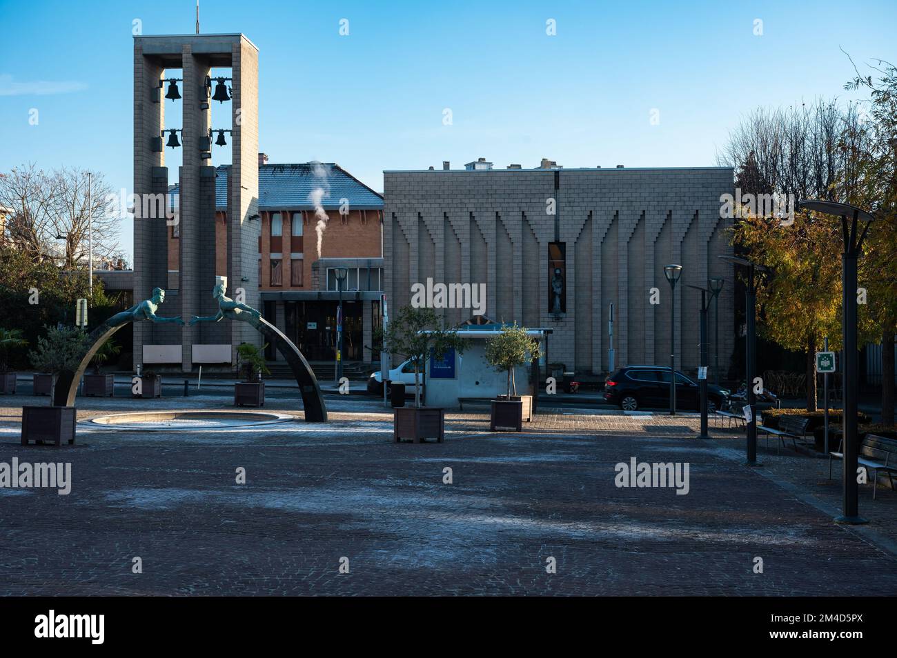 Koekelberg, Region Brüssel-Hauptstadt, Belgien, 12 17 2022 - Moderne katholische Kirche am Rathausplatz der Gemeinde Stockfoto