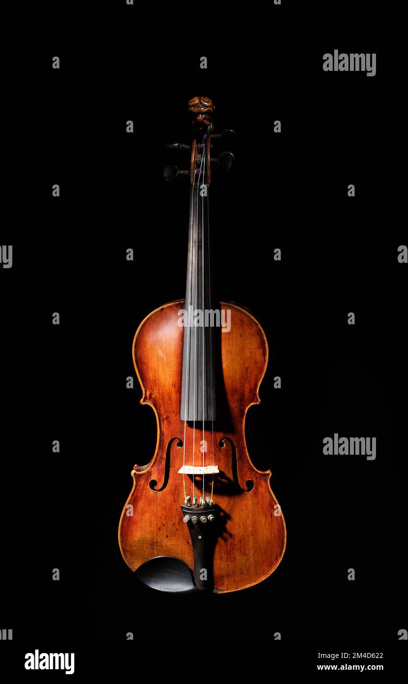 Deutsche Geige des späten 19. Jahrhunderts nach Jacobus Stainer, schwarzer Hintergrund, Brüssel, Belgien Stockfoto
