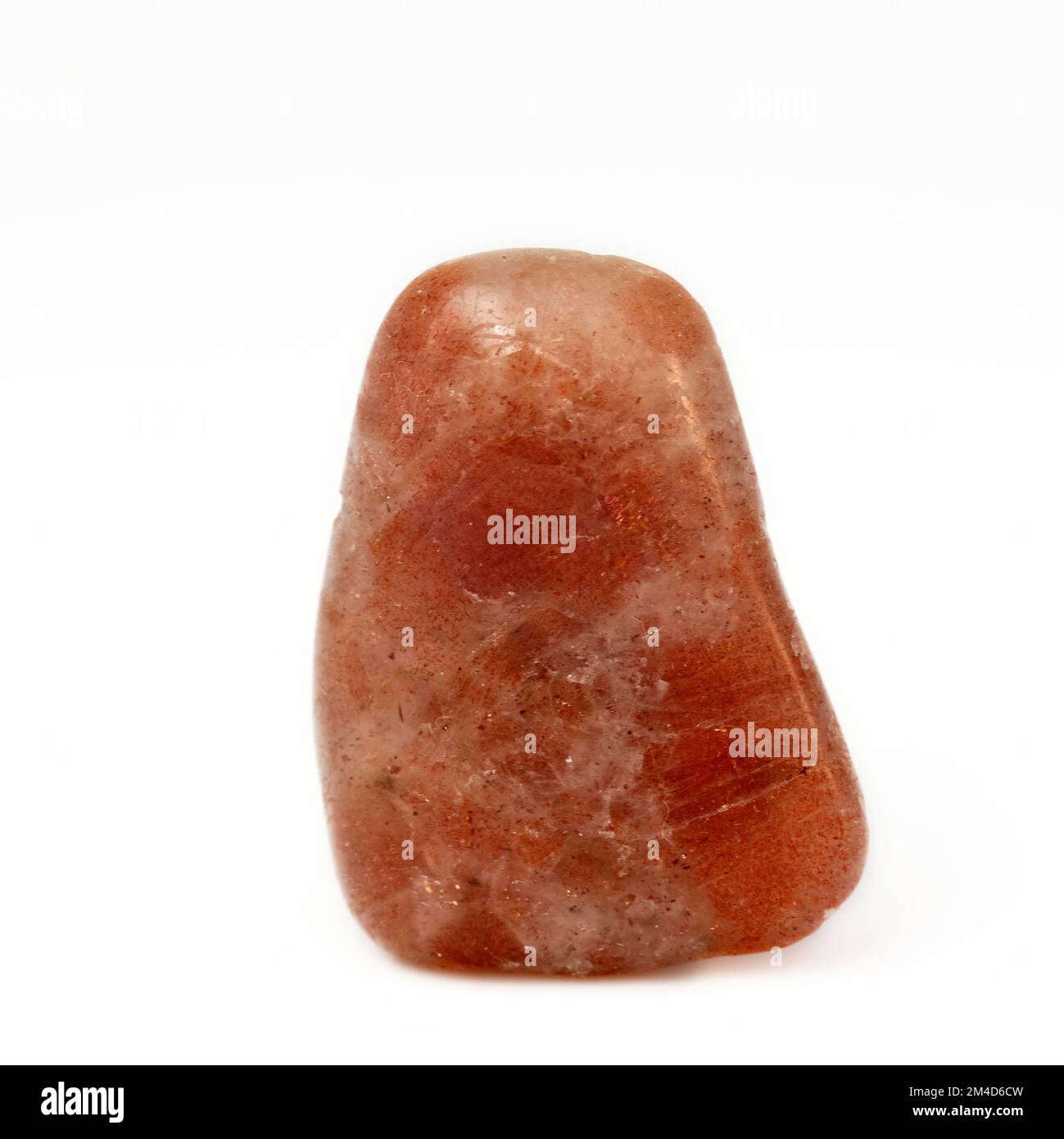 Makro-Nahbild-Farbfoto von "Sunstone", einem Halbedelsteinstein, der in der Kristallheilungstherapie verwendet wird. Mineralsorte Oligoclase, Natrium Stockfoto