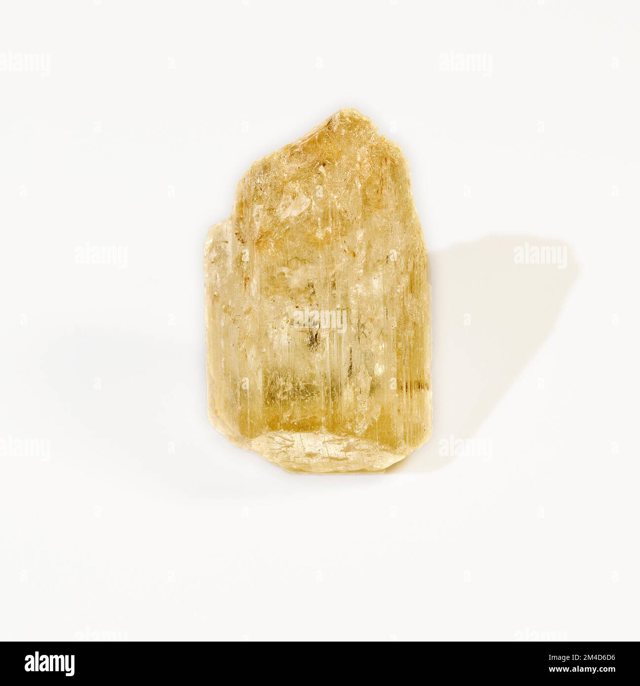 Makro-Nahaufnahme-Farbfoto von „Gold Scapolite“, einem Halbedelkristall-Edelstein, der in der Kristallheilung verwendet wird Stockfoto