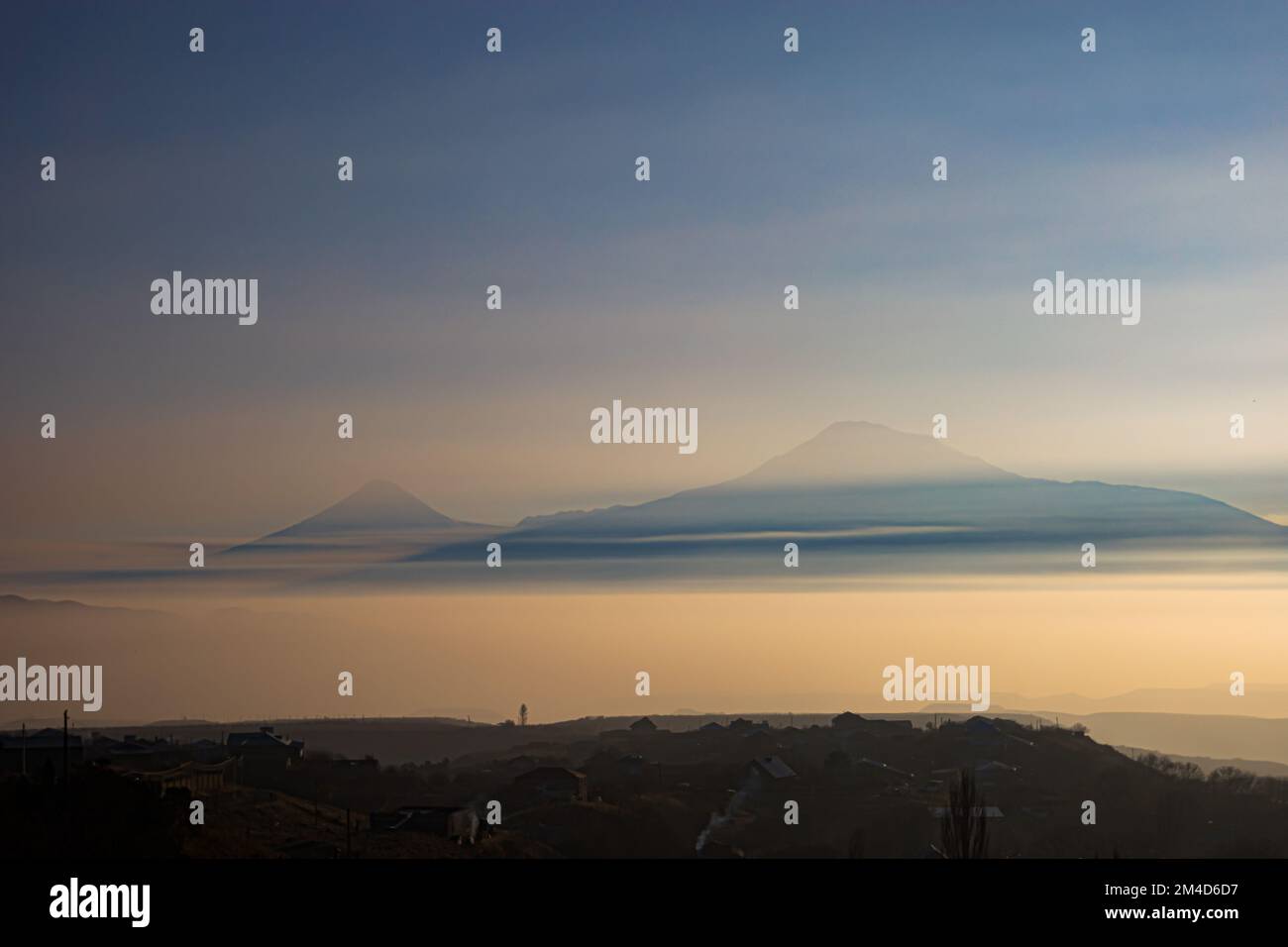 Mount Ararat bei dramatischem Sonnenuntergang an einem nebligen Wintertag Stockfoto