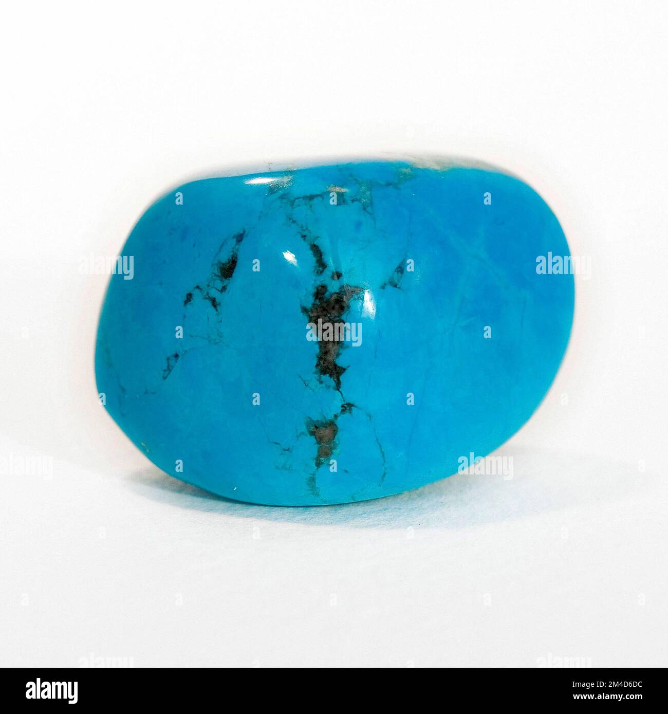 Makro-Nahaufnahmen eines polierten " Blue Howlite ", eines Halbedelsteins aus Kristall, der in der Kristallheiltherapie verwendet wird Stockfoto