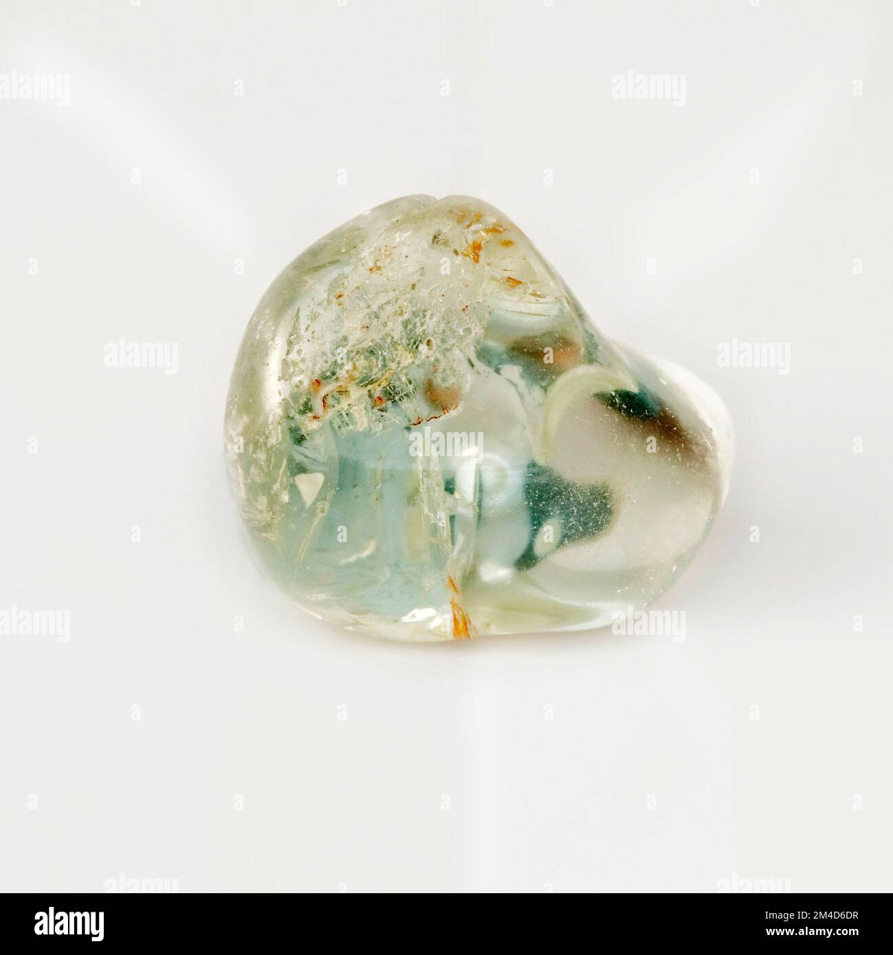 Makro-Nahaufnahmen von „Afghanistan Topaz“, einem Schmuckstein aus Kristall, der in der Kristallheilungstherapie verwendet wird. Aluminiumsilikatfluorid H Stockfoto