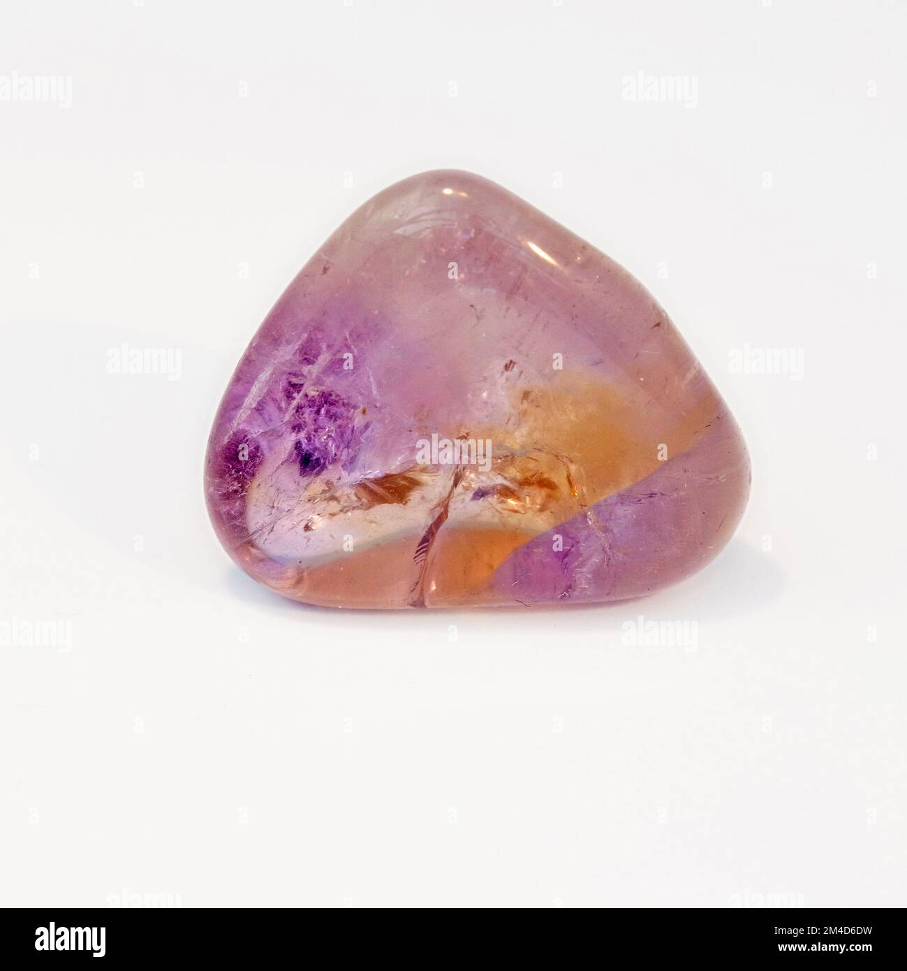 Makro-Nahbild-Farbfoto von "Ametrin", einem Halbedelsteinstein, der in der Kristallheilungstherapie verwendet wird. Mineralbezeichnung Quartz Stockfoto
